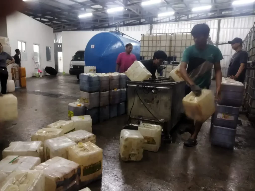 proses menyaring minyak bekas
